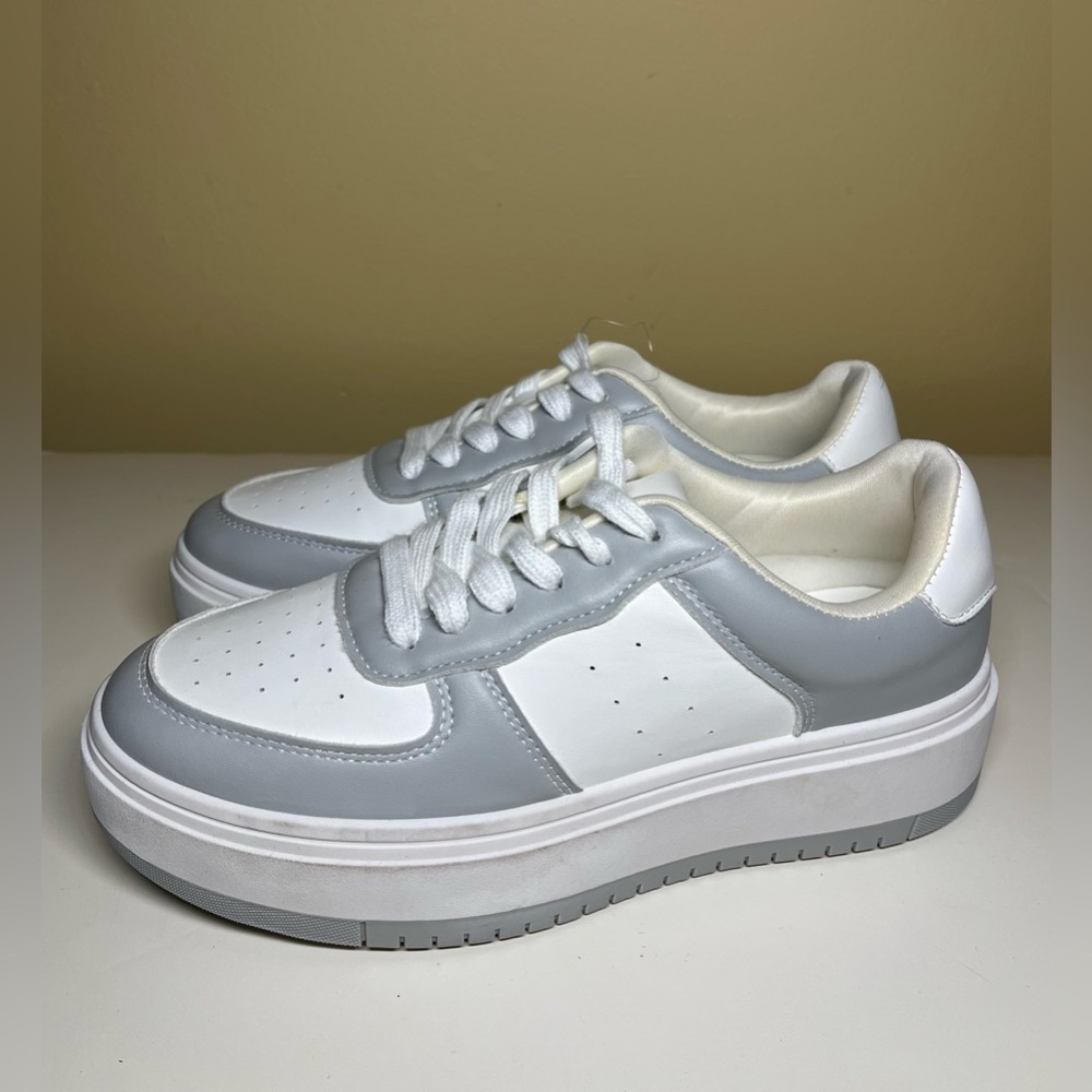NWOT - Women’s Madden Girl Sneakers with shoe laces 2 tone - White Grey - size 8